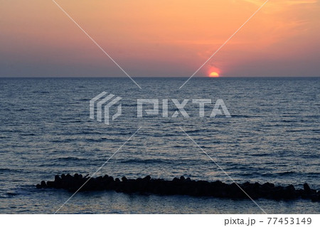 山陰日本海の地平線に沈む夕日 77453149