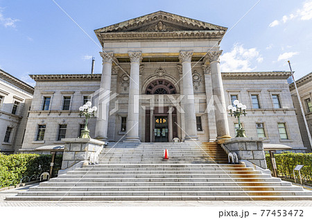 大阪府大阪市　晴天の大阪府立中之島図書館 77453472