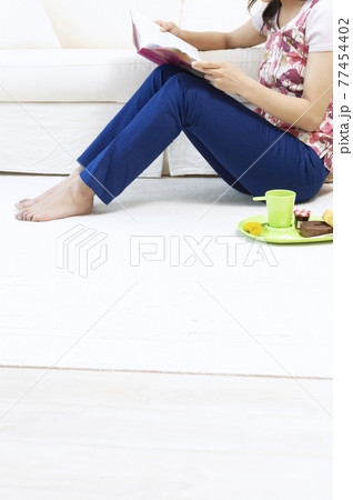 読書をする女性 読書をする女性 77454402