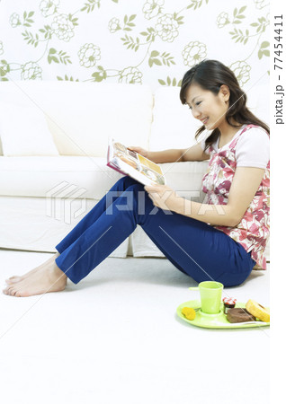 読書をする女性 読書をする女性 77454411