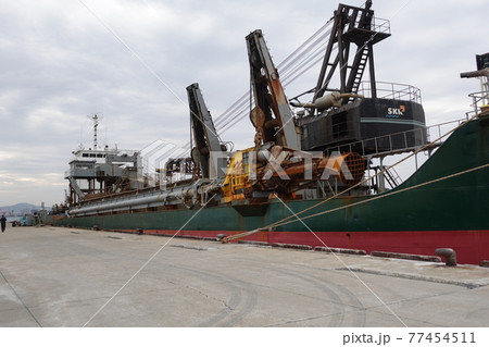 関門海峡 修理のため停泊中の浚渫船 関門海峡 修理のため停泊中の浚渫船 77454511