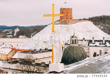 Vilnius Lithuania. Pediment Of Cathedral Basilica Of St. Stanislaus, St. Vladislav With Statues Of St. Elena And St. Stanislaus, Tower Of Gediminas Or Gedimino In Winter Day 77454534