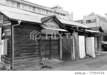 古い木造家屋 77454720