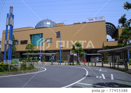 青空の下の埼玉高速鉄道鳩ヶ谷駅の外観 青空の下の埼玉高速鉄道鳩ヶ谷駅の外観 77455386