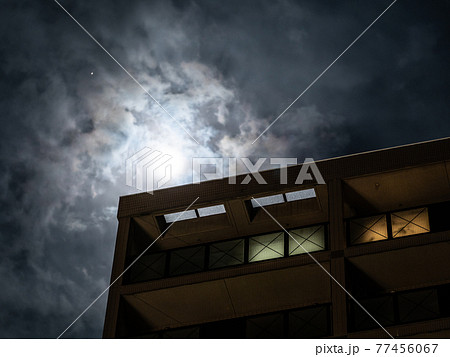 夜の怖いマンションの明かり 77456067