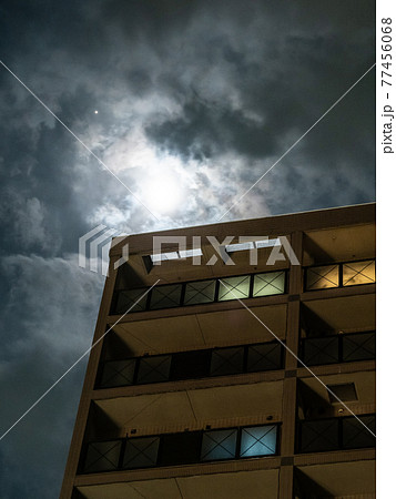 夜の怖いマンションの明かり 77456068