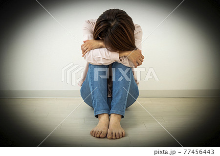 落ち込む女性 鬱の写真素材