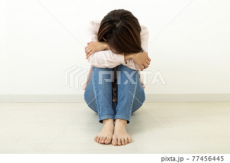 落ち込む女性　鬱 77456445