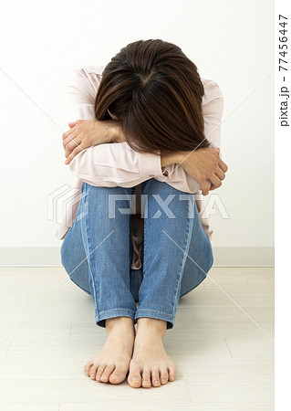 落ち込む女性 鬱の写真素材
