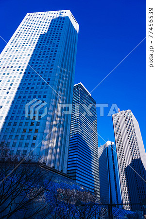 青空を背景にそびえ立つ西新宿の超高層ビル群の写真素材