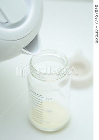 哺乳瓶に入れた粉ミルク 哺乳瓶に入れた粉ミルク 77457040