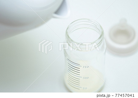 哺乳瓶に入れた粉ミルク 77457041