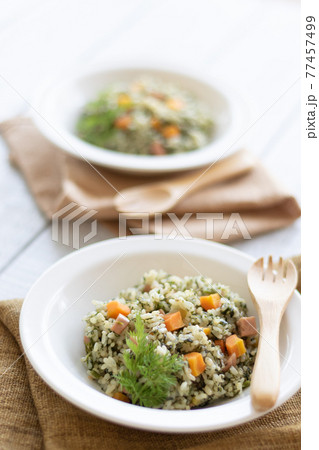 免疫力を上げるニンジンの葉が入ったピラフ 77457499