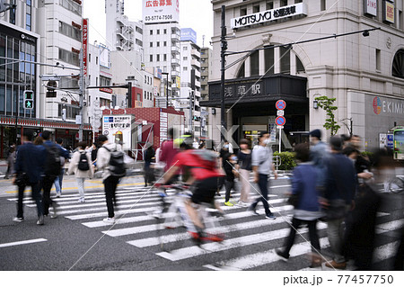 日本の東京都市景観 3度目の宣言下。百貨店などが休業しても、人流の抑制からは遠い浅草駅前…＝5月8日 77457750