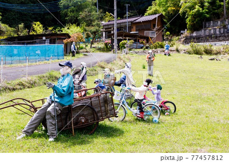 埼玉県秩父市　中山道の宿場　贄川宿　かかしの里　 77457812