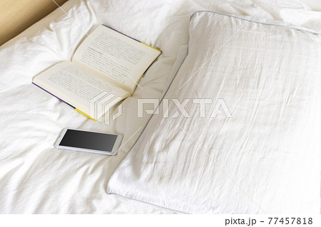 ベッドで読書をするイメージ 77457818
