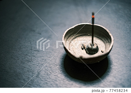 香炉の中で焚いたお香03 77458234