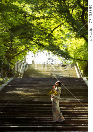 新緑の中、嵐山法輪寺を散策する着物女子 新緑の中、嵐山法輪寺を散策する着物女子 77458399