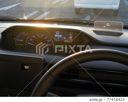 ダッシュボード中央のセンターメーターとヘッドアップディスプレイ ダッシュボード中央のセンターメーターとヘッドアップディスプレイ 77458423