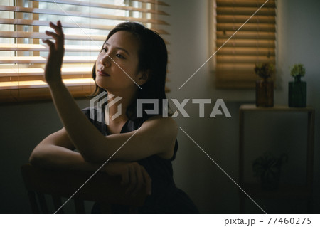 婚約指輪を見つめる女性1 婚約指輪を見つめる女性1 77460275