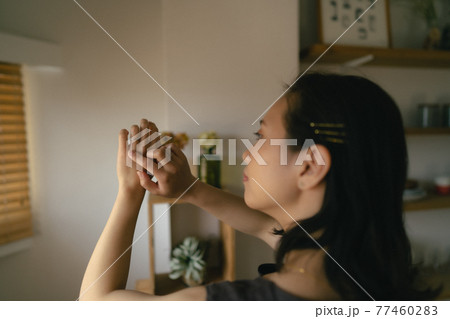 婚約指輪を見つめる女性6 婚約指輪を見つめる女性6 77460283