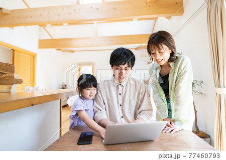 在宅勤務をするお父さんと家族 在宅勤務をするお父さんと家族 77460793