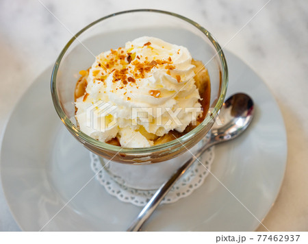 Dessert Banoffi of cookies with bananas and cream Dessert Banoffi of cookies with bananas and cream 77462937