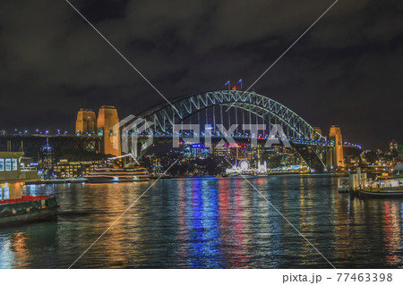 View of the Harbour Bridge in Sydney at night 77463398