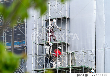 建設現場 足場 男性作業員 建設現場 足場 男性作業員 77463450