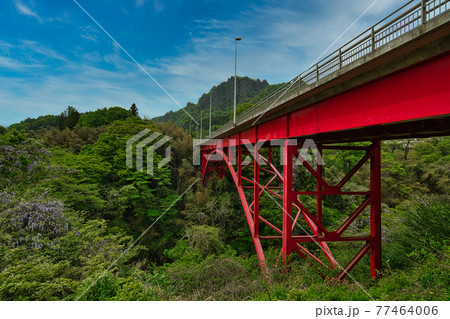 高崎東吾妻線の吾妻川を渡る赤い橋 77464006