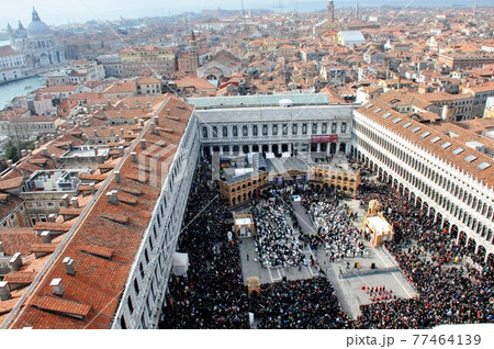 イタリア、ベニス、鐘楼からの眺め、サンマルコ広場、サンタ・マリア・デッラ・サルーテ教会 イタリア、ベニス、鐘楼からの眺め、サンマルコ広場、サンタ・マリア・デッラ・サルーテ教会 77464139