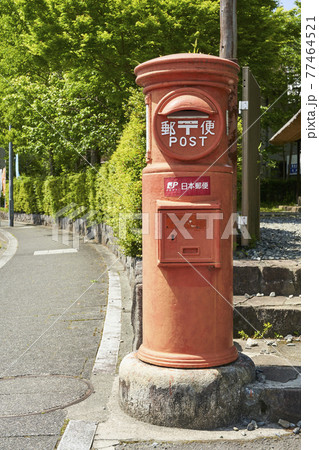 古い形の郵便ポスト 77464521