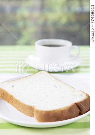 美味しい食パンのモーニングとホットコーヒー 77466011