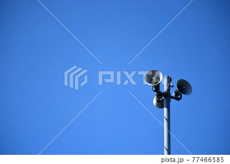 青空をバックにした拡声器 青空をバックにした拡声器 77466585