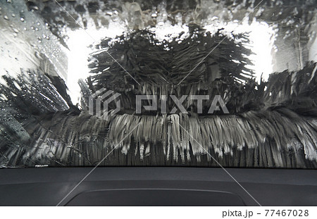 車内から見る洗車機のブラシ 車内から見る洗車機のブラシ 77467028