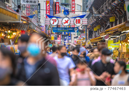 日本の東京都市景観　3度目の宣言下。アメ横には、多くの人出…＝5月8日 77467463