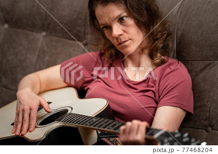practicing guitar playing at home during online lessons practicing guitar playing at home during online lessons 77468204