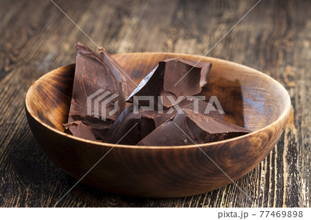 large chunks of chocolate with cocoa 77469898