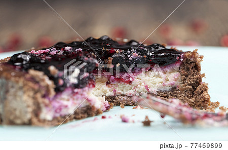 round tartlet with strawberries and blueberries 77469899