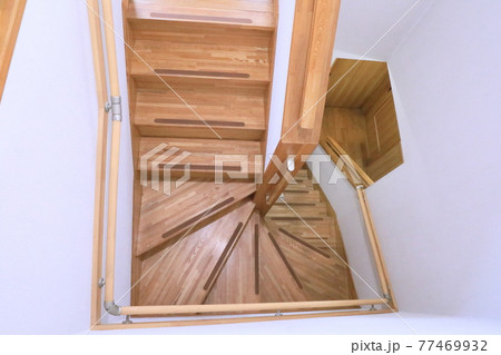 木造住宅で二階へ上がる回り階段に手すりを付けた白い壁 木造住宅で二階へ上がる回り階段に手すりを付けた白い壁 77469932