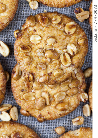 round fresh cookie caramel with peanuts round fresh cookie caramel with peanuts 77470073