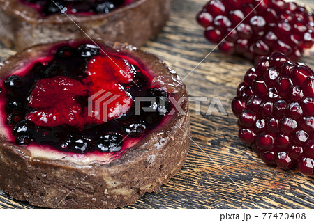 round tartlet with strawberries and blueberries round tartlet with strawberries and blueberries 77470408