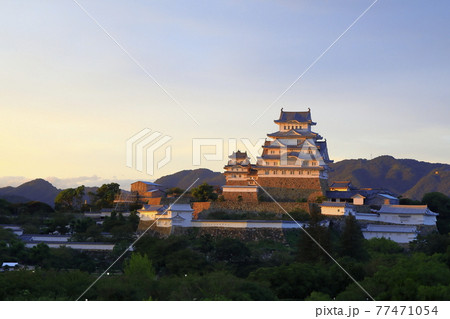 夕陽の当たる姫路城 77471054