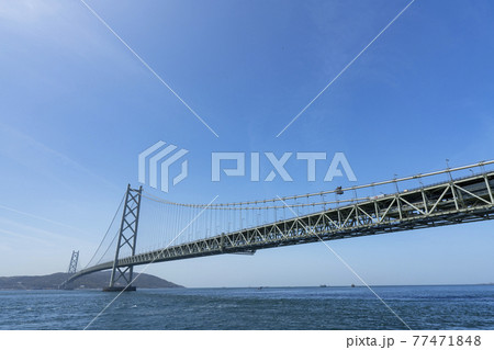 [兵庫県]晴天の明石海峡大橋（本州側） 77471848
