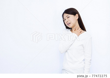 アレルギーに悩む30代の女性 アレルギーに悩む30代の女性 77472275