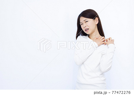 アレルギーに悩む30代の女性 アレルギーに悩む30代の女性 77472276