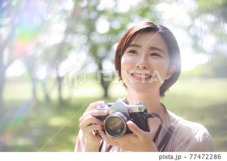写真を撮る女性 写真を撮る女性 77472286