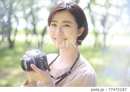 写真を撮る女性 写真を撮る女性 77472287