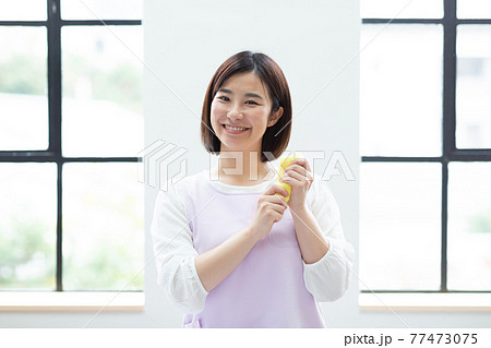 清掃をするかわいい女性 77473075