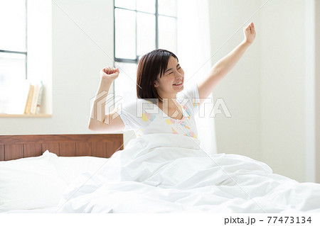 元気に目ざめる女性 元気に目ざめる女性 77473134